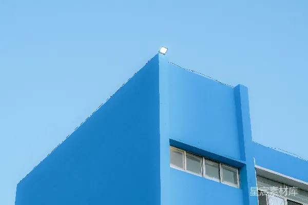 高清摄影 一座蓝色的建筑，旁边有一个钟表。
