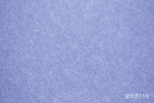 高清摄影 一张特写展示了柔和、有纹理的紫色背景。