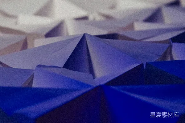 高清摄影 一排蓝色的雨伞并排摆放着。