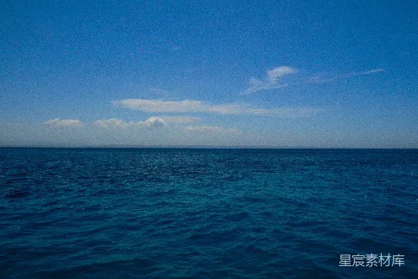 高清摄影 蔚蓝的海洋与晴朗的蓝天相接。