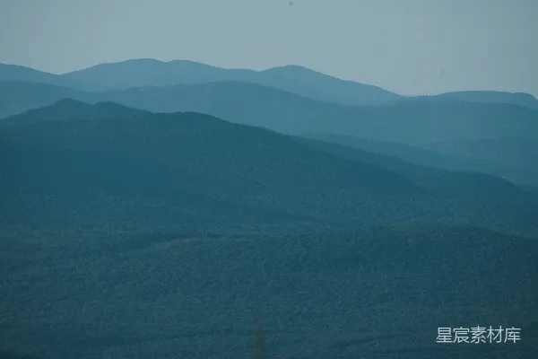 高清摄影 一架飞机在空中飞越山脉。