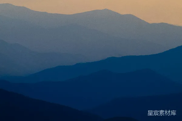 高清摄影 层层蓝色的山脉构成了美丽的风景。