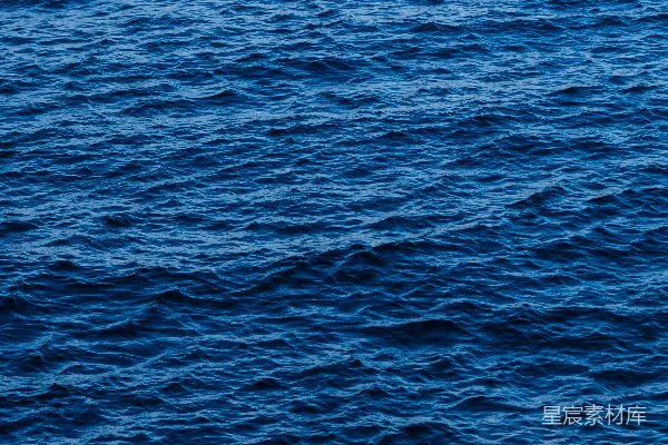 高清摄影 一艘船漂浮在一片大水域上