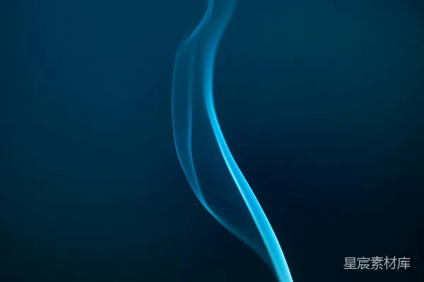 高清摄影 蓝色的烟雾优雅地升腾在黑暗中。