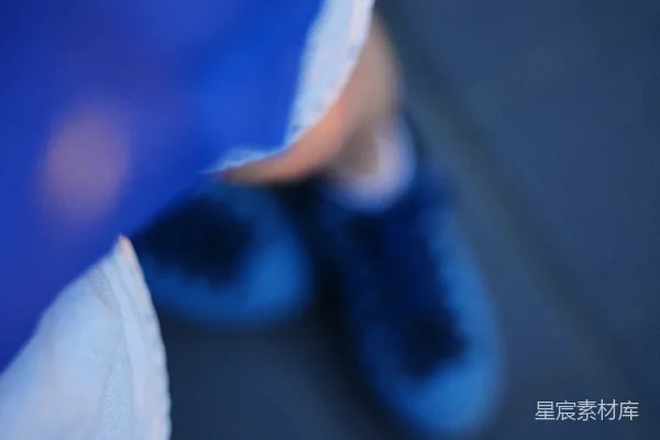 高清摄影 蓝色的鞋子和织物在暗色的地面上