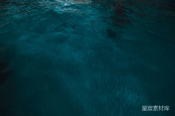 高清摄影 深蓝色海水的水下视角。