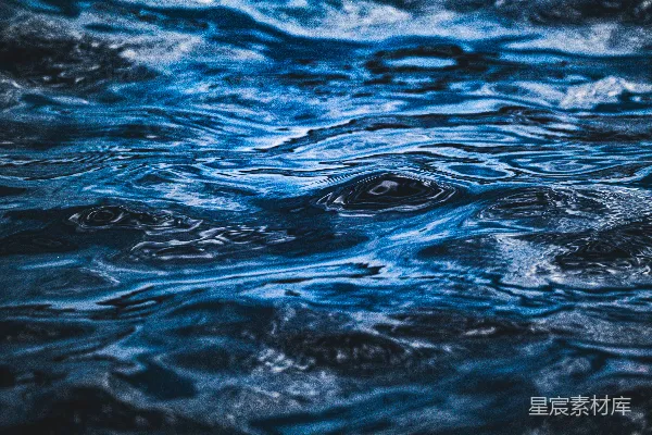高清摄影 深蓝色的水面，波纹和波浪