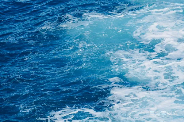 高清摄影 一个男人在海浪上骑冲浪板。
