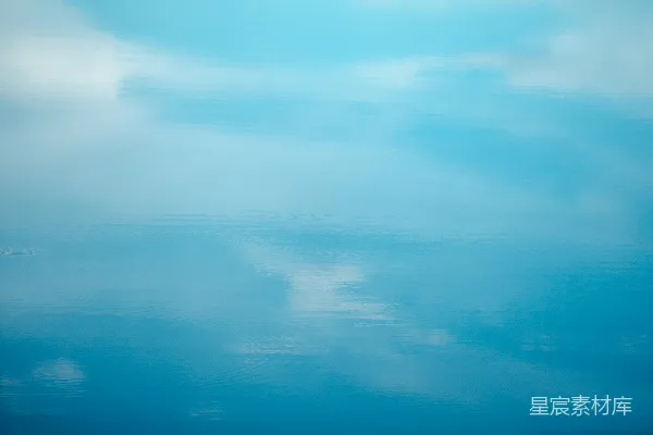 高清摄影 模糊的天空和水面照片