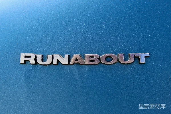 高清摄影 蓝色汽车上的Chrome“runabout”标志