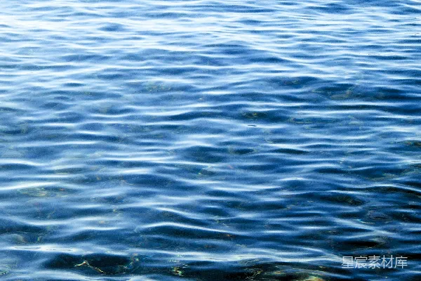 高清摄影 一艘船漂浮在水面上