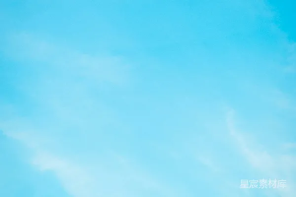 高清摄影 一片蓝色的天空，有一些云彩。
