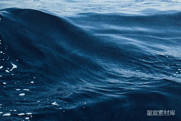 高清摄影 深蓝色的海水，波浪细腻。