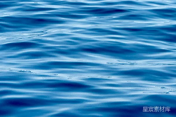 高清摄影 温柔的蓝色海浪在海面上荡漾。