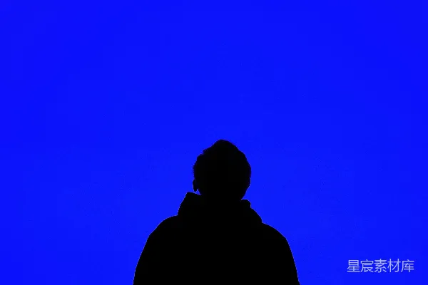 高清摄影 一个站在蓝天前的人的剪影