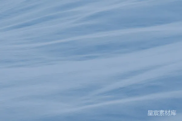 高清摄影 一个男人在雪地斜坡上滑雪。
