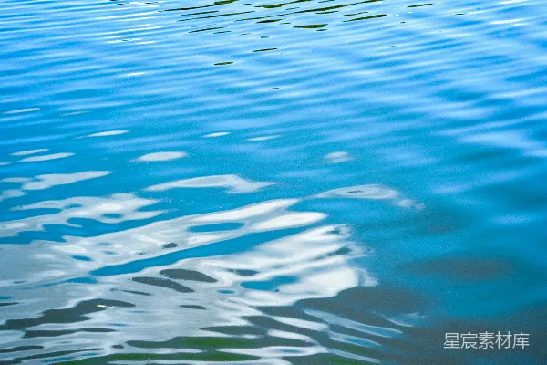 高清摄影 一艘船漂浮在水面上
