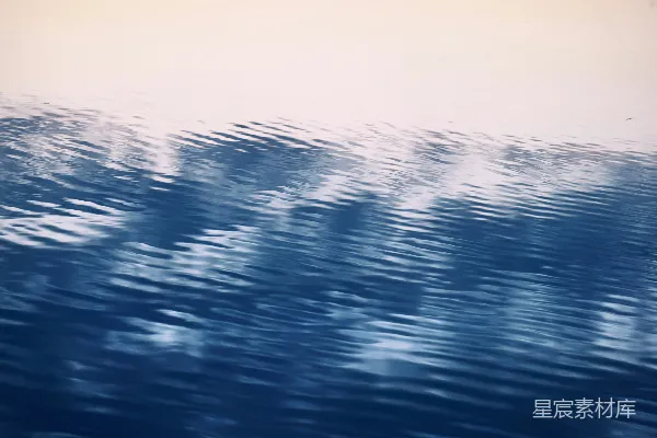 高清摄影 一张背景是天空的模糊水景照片。