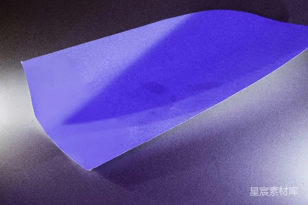 高清摄影 一个明亮的蓝色抽象形状及其阴影。