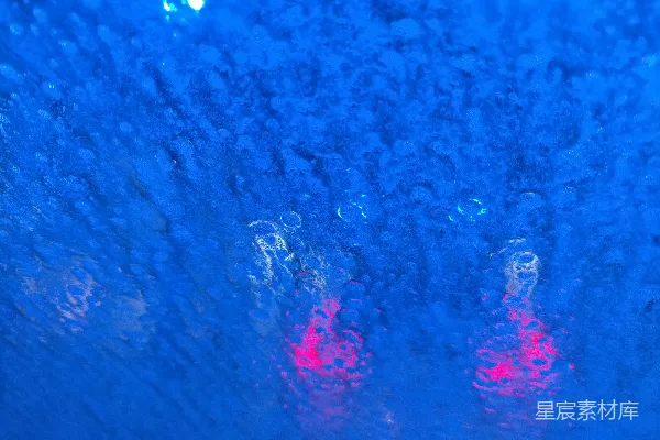 高清摄影 在雨中，一盏路灯的特写。