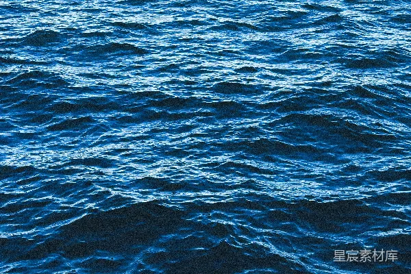 高清摄影 深蓝色的海水，波浪轻轻拍打着。