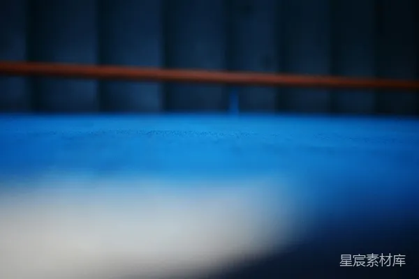 高清摄影 蓝色表面有一条水平的橙色线。