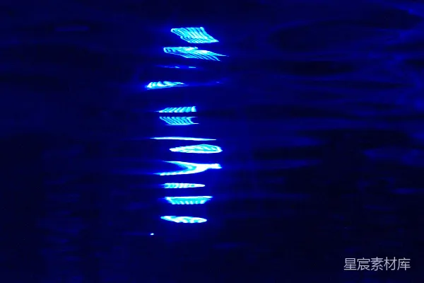 高清摄影 一张模糊的暗夜中的蓝色灯光照片