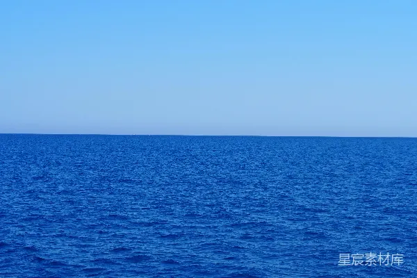 高清摄影 一片蓝色天空下的大片水域