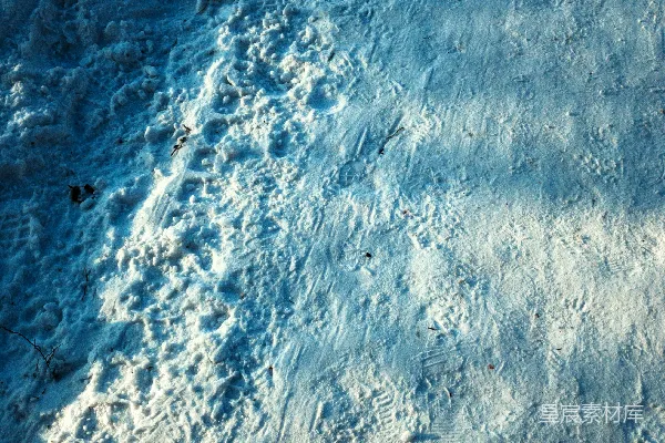 高清摄影 一个滑雪板运动员正在一个雪覆盖的山坡上滑行。