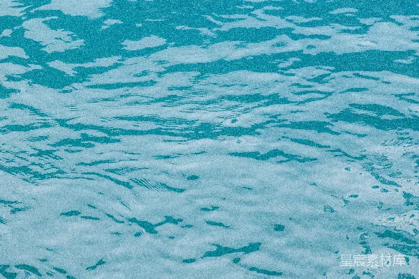 高清摄影 碧蓝的海水，轻轻的波浪和泡沫。