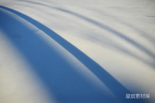 高清摄影 影子投射在洁白的雪地上。