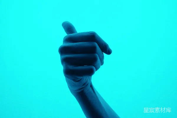 高清摄影 一只手把手机举到空中。