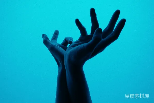 高清摄影 一个人的双手向上伸展。