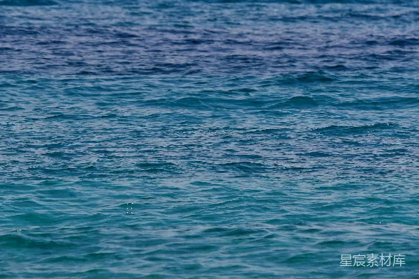 高清摄影 蓝色的大海波浪轻轻拍打着海面。