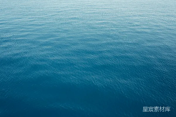高清摄影 宁静的蓝色海水，微波荡漾。