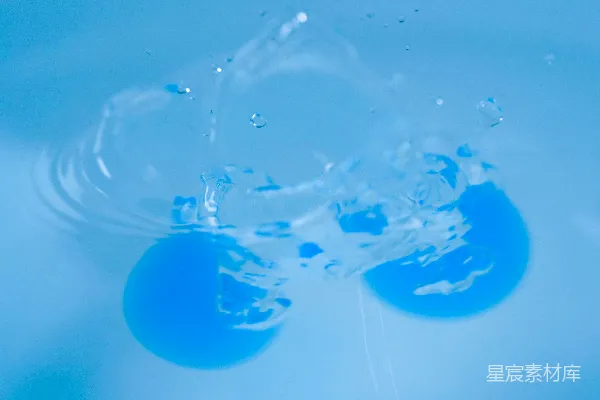 高清摄影 漂浮在水上的蓝色气球
