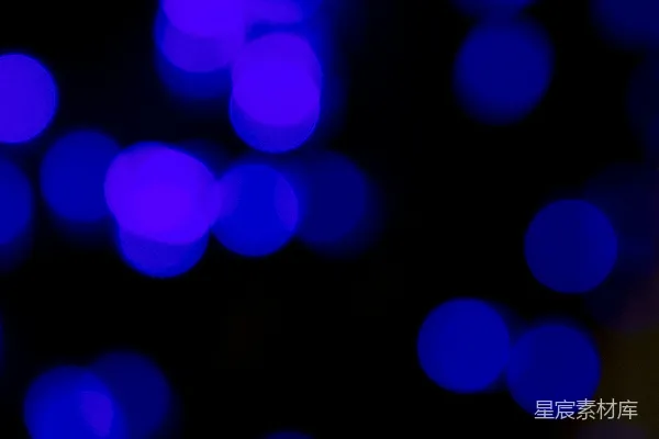 高清摄影 一张模糊的夜景照片，蓝色灯光隐约可见。