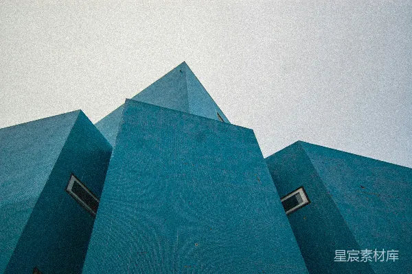高清摄影 一座高大的蓝色建筑物，上面有一个钟。