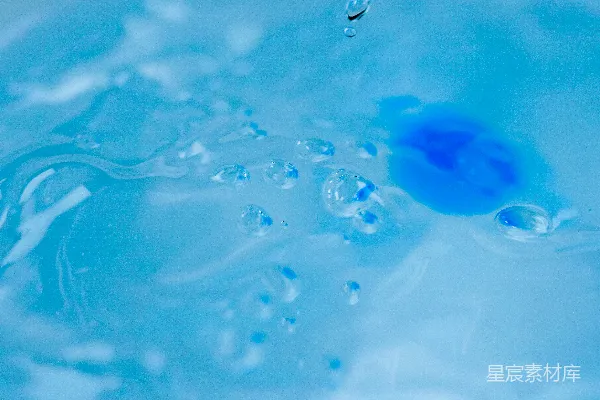 高清摄影 水滴上的蓝色水珠