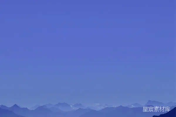 高清摄影 一架飞机在黄昏时分飞越山脉
