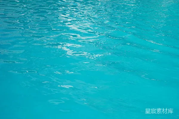 高清摄影 游泳池中荡漾的蓝色水面