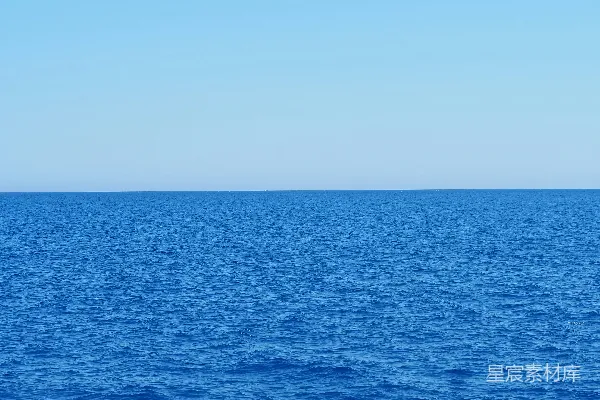 高清摄影 一片宽阔的水域，天空作为背景