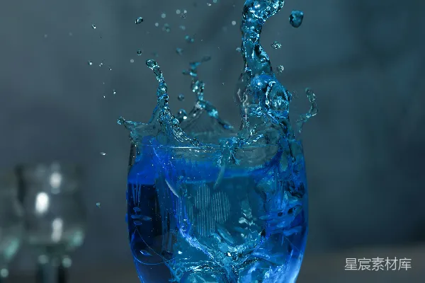高清摄影 一种蓝色的液体溅入一杯水中