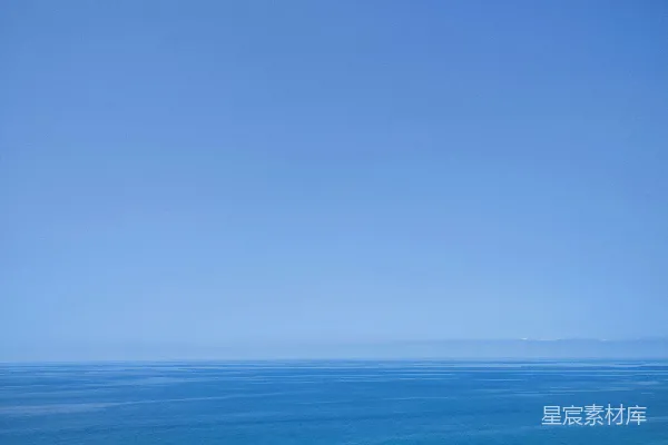 高清摄影 从山上俯瞰一片水域的景象