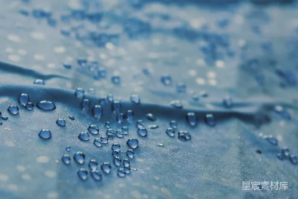 高清摄影 清澈玻璃上的水滴