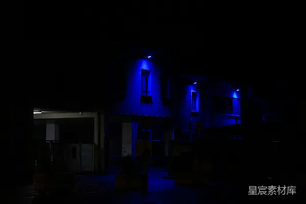 高清摄影 几栋在黑暗中亮着灯的建筑