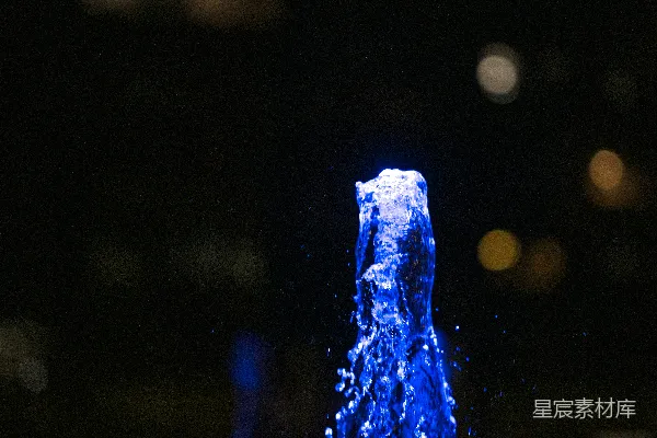 高清摄影 蓝色的喷泉在夜晚被照亮。