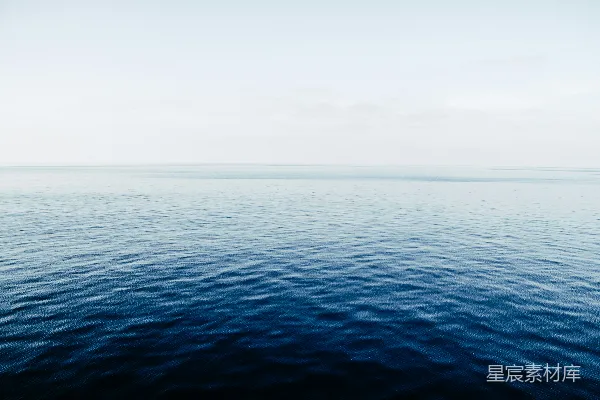 高清摄影 白天白云下的水面