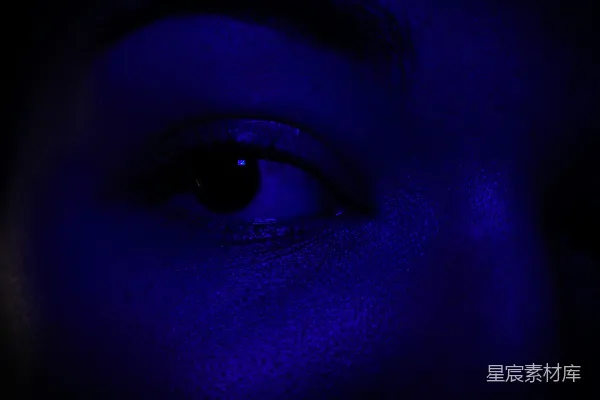 高清摄影 一张人的眼睛特写照片，眼睛是蓝色的。