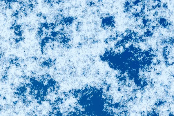 高清摄影 白色的云朵散落在鲜艳的蓝色天空中